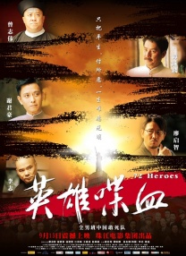 黑色长卷发披肩，系着蓝色发带，眼角处点缀的爱心妆容增添了几分可爱的少女感。